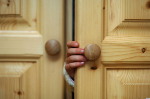 AYRYW1 Hand of a child opening a cupboard door